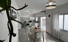 Departamento con patio y garaje y parrilla